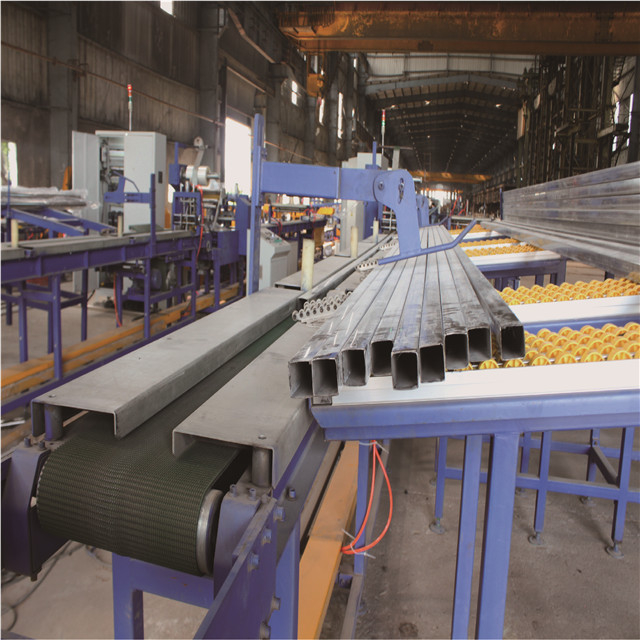 Машина для упаковки стальных труб 