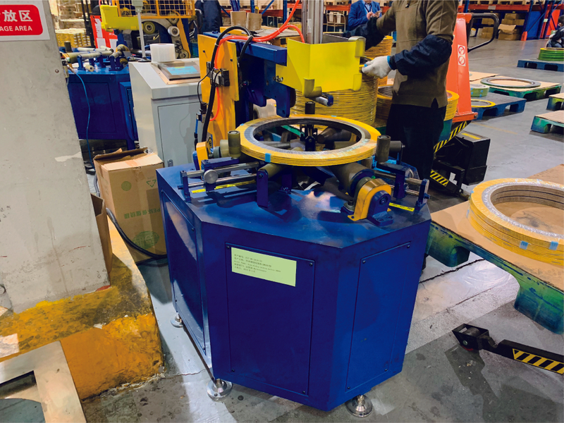 Небольшая горизонтальная машина для обмотки рулонов KW200